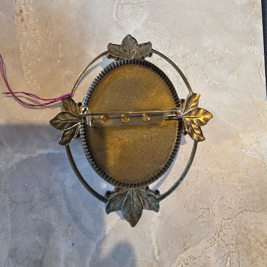 Antique Style Cameo Brooch - "Lovely Lady" Habillé Portrait Pin - Bronzetone Ornate Leaf Frame