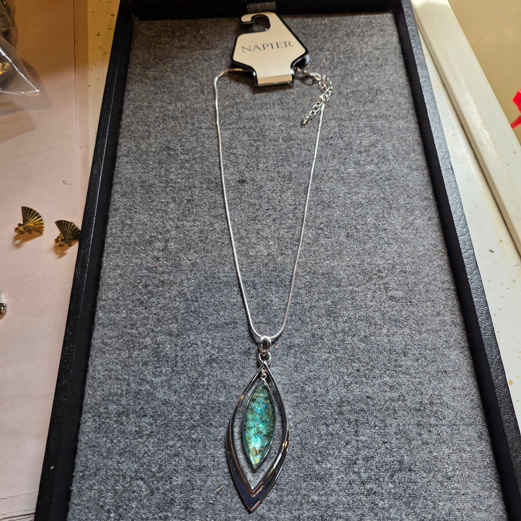 Napier silver tone chain & pendant