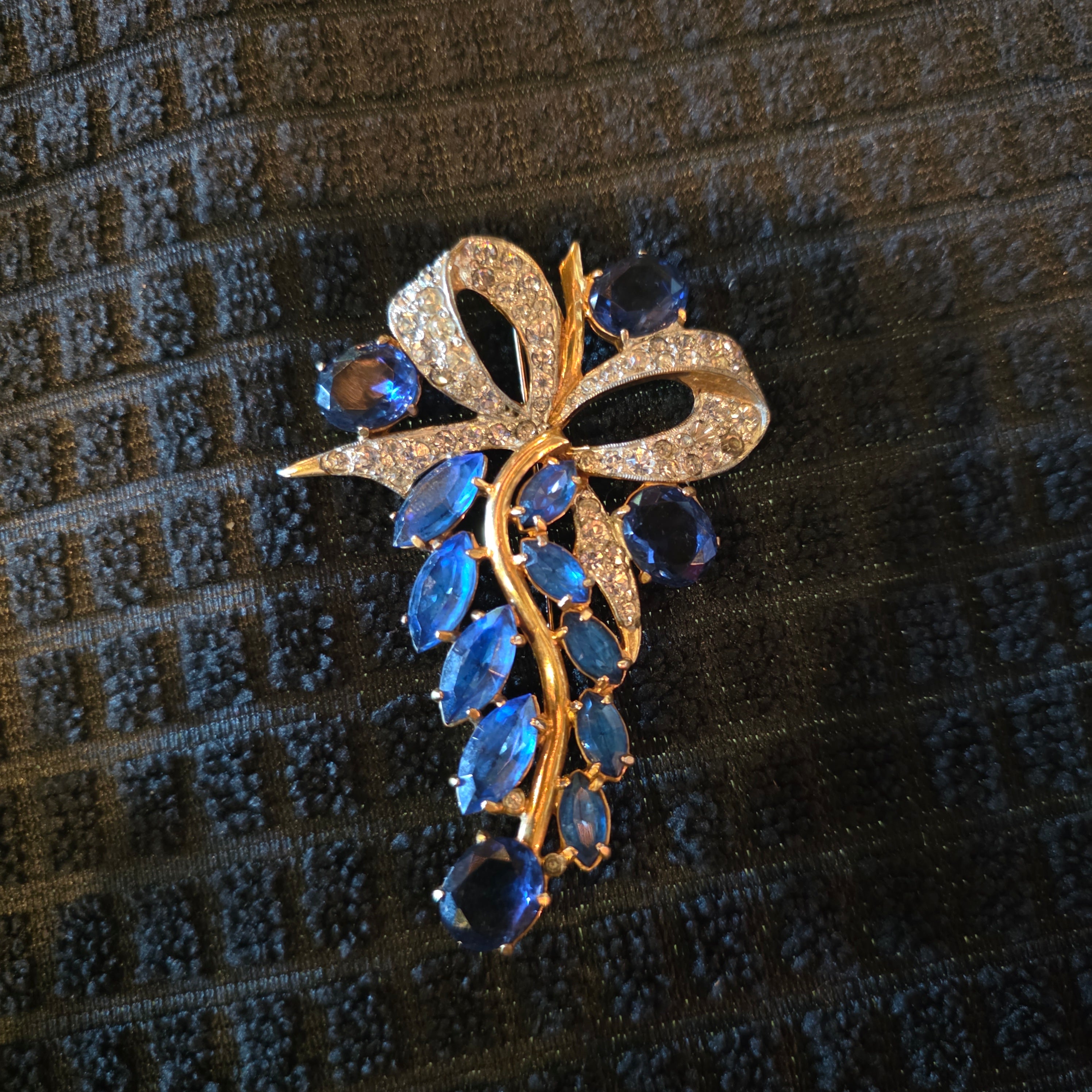 Vintage Signed Ballou Gold Tone Sapphire Blue Marquise Rhinestone Bow Brooch Pin