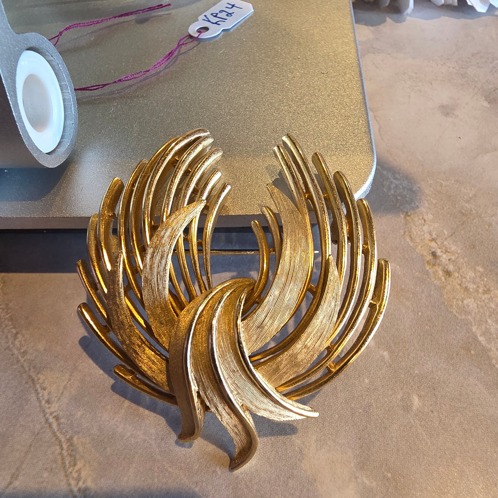 Vintage Crown Trifari Gold Tone Brooch Pin | Mid-Century Modern Abstract Flame Design