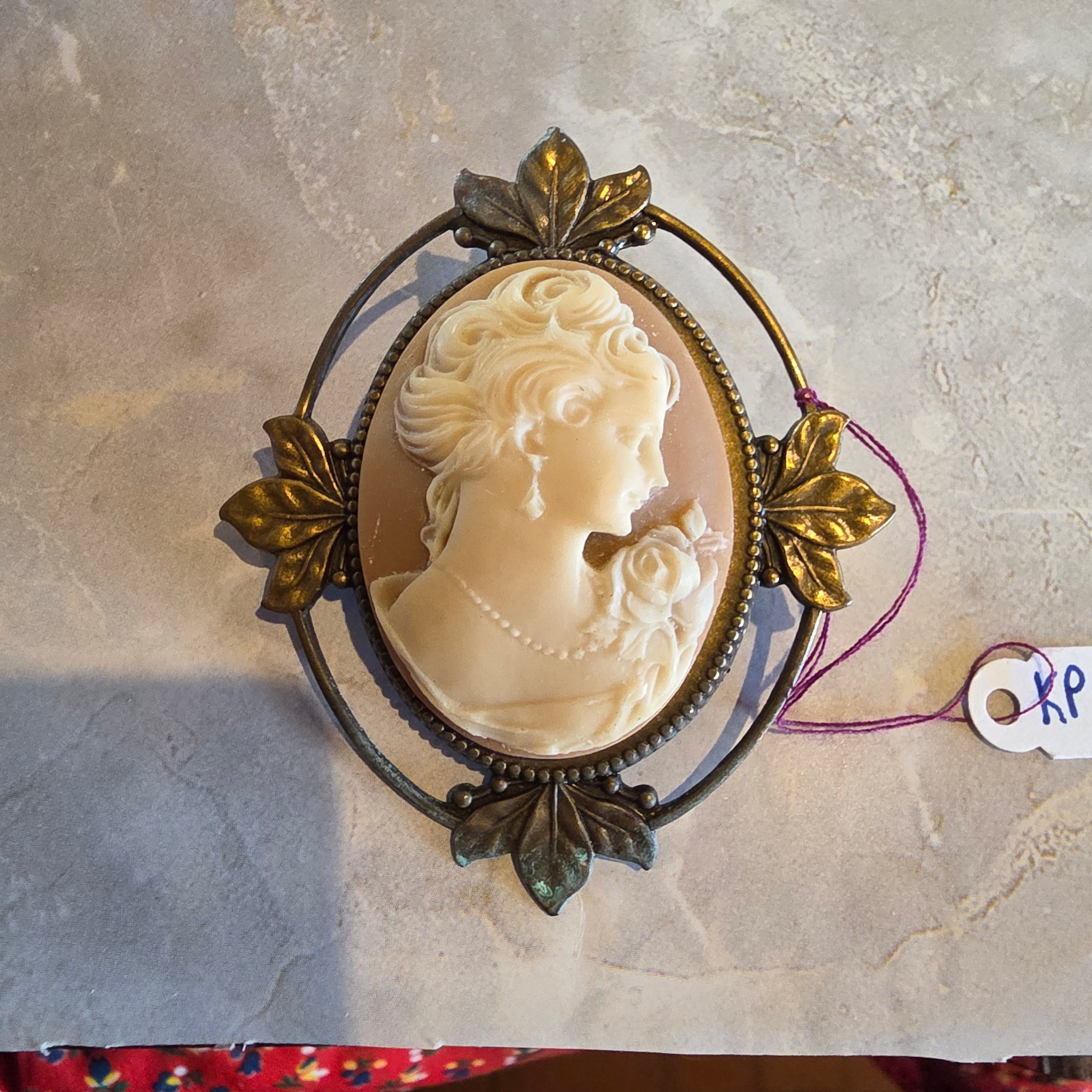Antique Style Cameo Brooch - "Lovely Lady" Habillé Portrait Pin - Bronzetone Ornate Leaf Frame